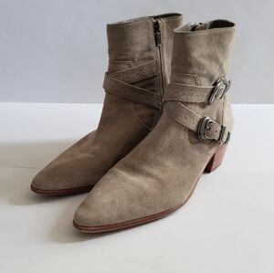 Frye Ellen Buckle short in Ash Size 9.5